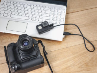 kamera og laptop
