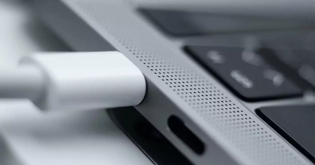 Можно ли заряжать макбук неоригинальным зарядным устройством? Как использовать «Адаптер Macbook Pro»?