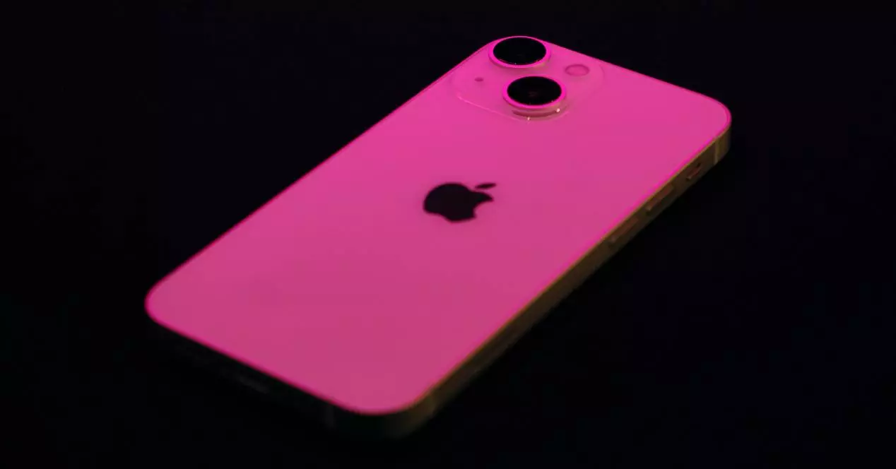Чехлы для iPhone 13 mini: лучшие