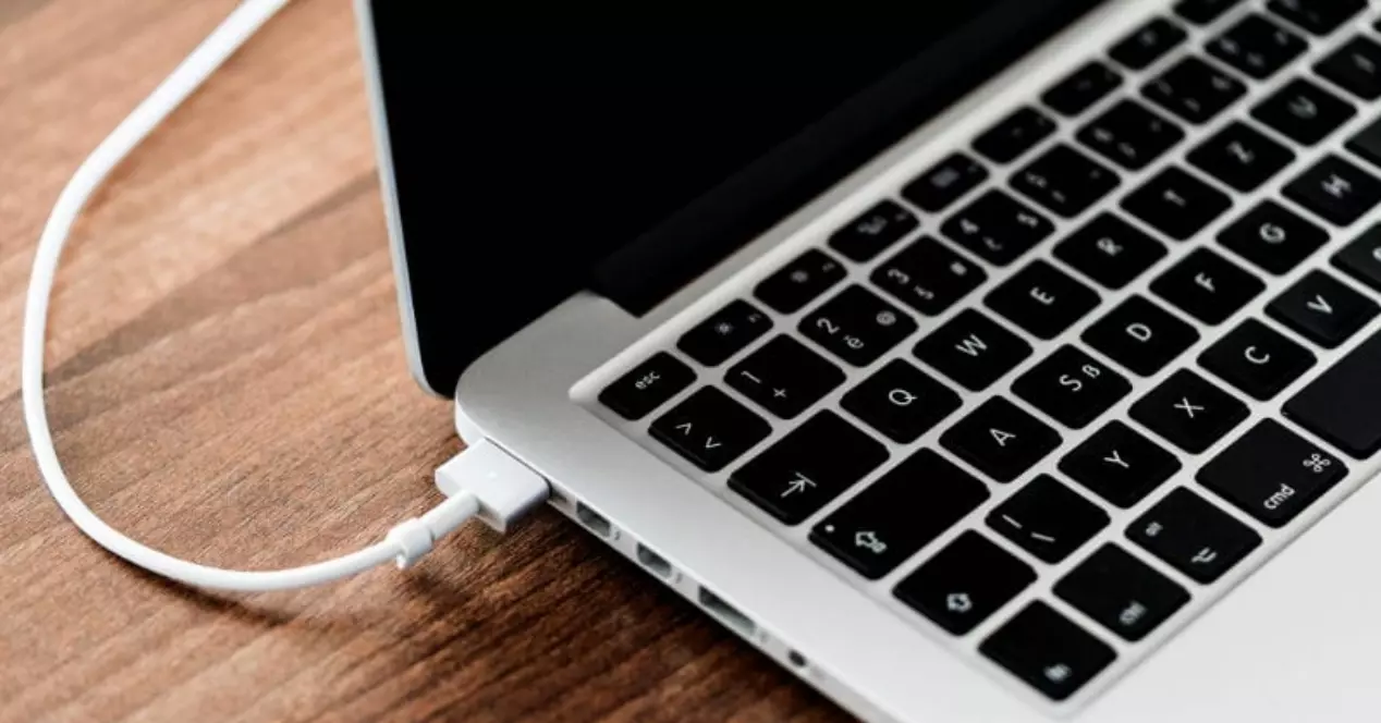 Можно ли заряжать макбук неоригинальным зарядным устройством? Как использовать «Адаптер Macbook Pro»?