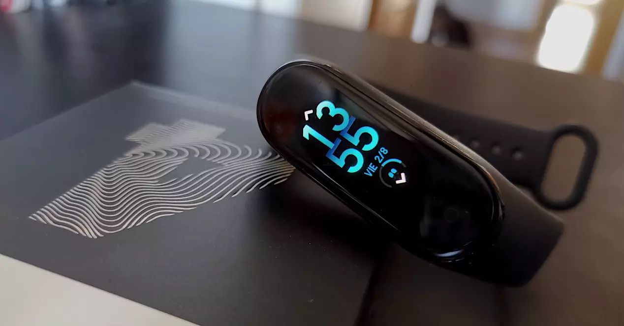 изменить экран и дизайн Xiaomi Mi Band