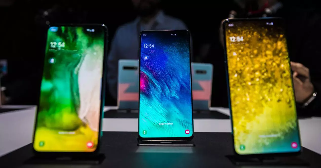 ประเภท หน้าจอบนมือถือ AMOLED, IPS LCD และ OLED