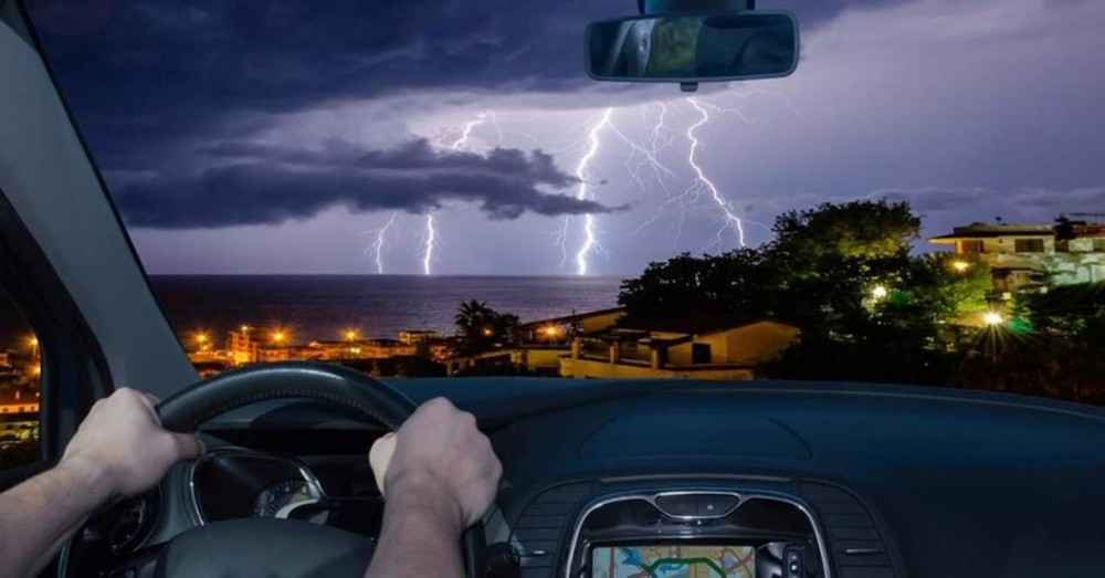 Fırtına sırasında arabanız için 4 tehlikeden kaçının