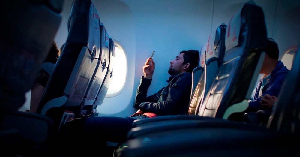 V roce 2023 budete moci telefonovat z letadla