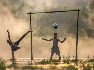 barn som spelar fotboll