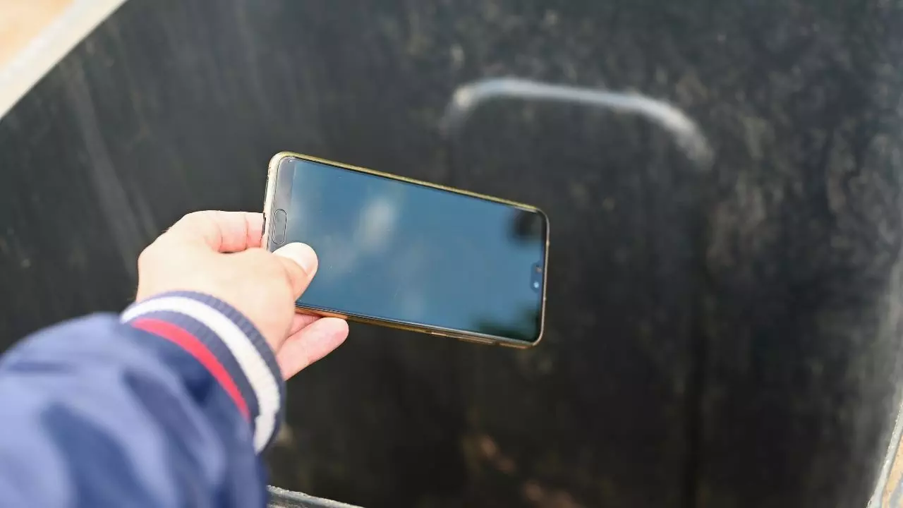 This way of ‘disposing’ of old mobiles is a complete mistake ITIGIC