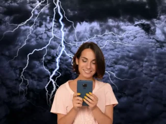 celular sob tempestade