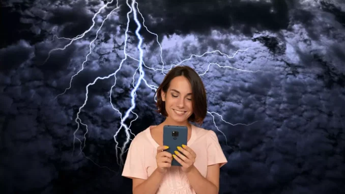 雷雨の下での携帯電話